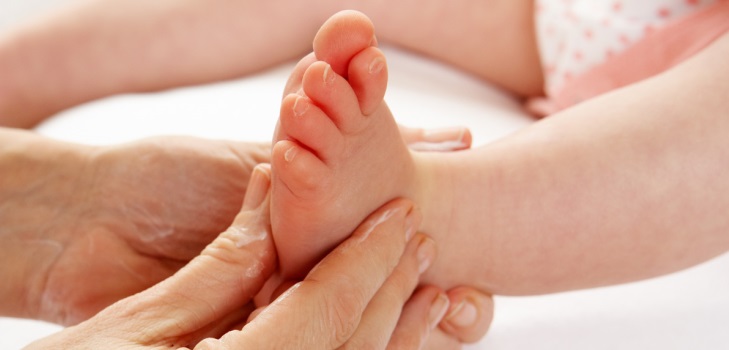 बेबी पैर मालिश: अपने बच्चे की देखभाल करना