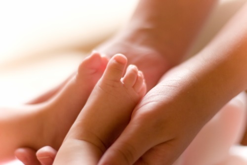 बेबी पैर मालिश: अपने बच्चे की देखभाल करना