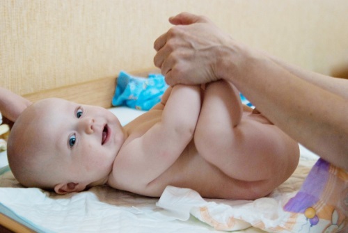 बेबी पैर मालिश: अपने बच्चे की देखभाल करना