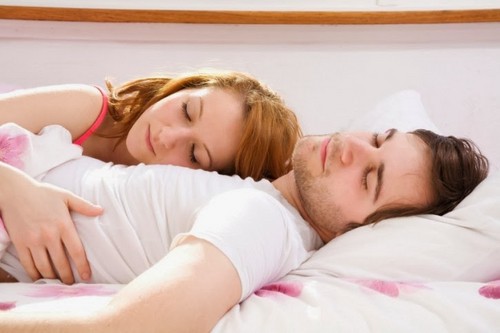 बच्चों के पैदा होने पर रोमांस कैसे बनाए रखे: 7 उपयोगी टिप्स
