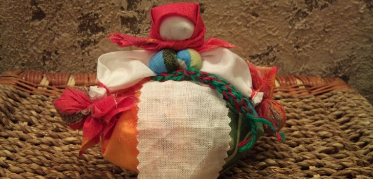 हम अपने स्वयं के हाथों से मास्लेंनेटा गुड़िया बनाते हैं।