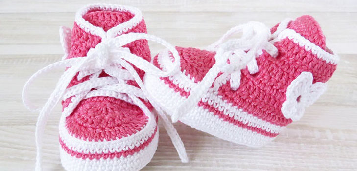 शुरुआती के लिए चरण-दर-चरण विवरण के साथ Crochet booties