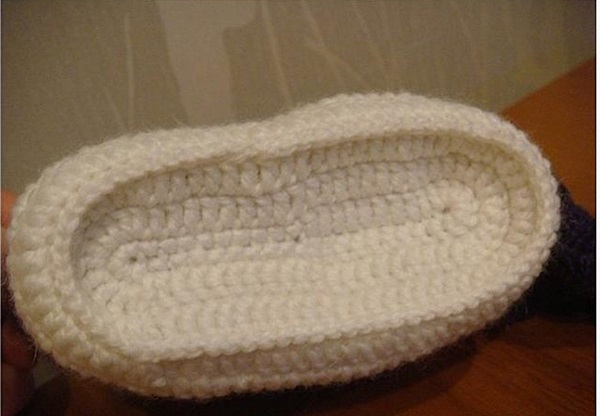 शुरुआती के लिए चरण-दर-चरण विवरण के साथ Crochet booties