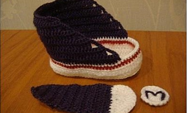 शुरुआती के लिए चरण-दर-चरण विवरण के साथ Crochet booties