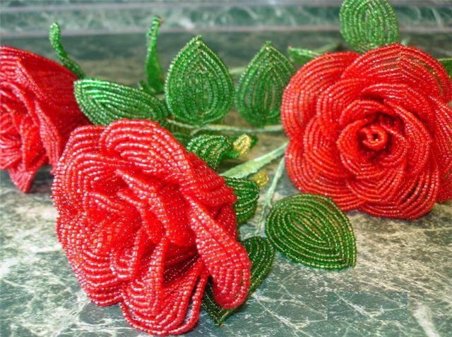 मोतियों से गुलाब का बुनाई