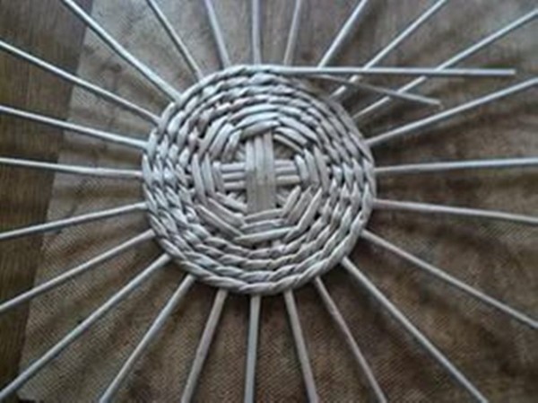 कॉकटेल ट्यूबों और समाचार पत्रों से टोकरी