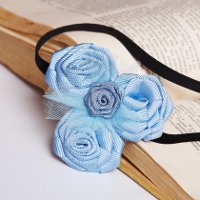 अपने हाथों से रिबन से गुलाब