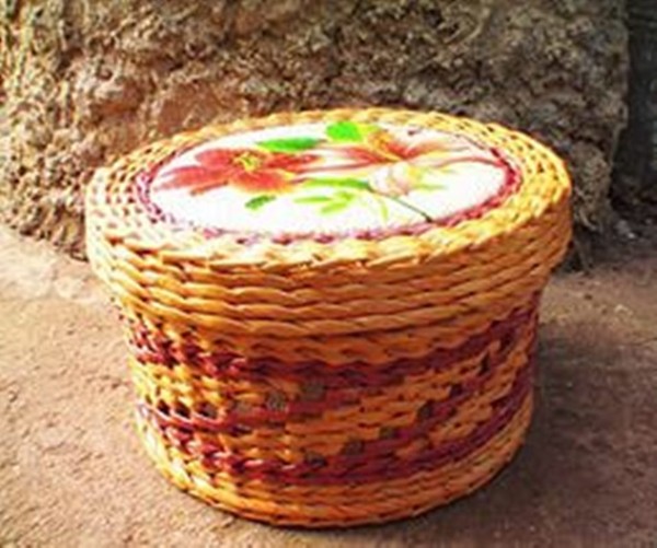 शुरुआती के लिए अख़बार ट्यूबों से बुन करना