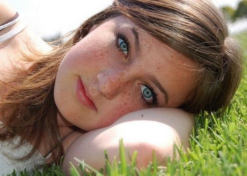 कैसे हमेशा freckles से छुटकारा पाने के लिए: घर पर सिद्ध साधन