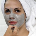चेहरे के लिए मिट्टी से बना मुखौटा