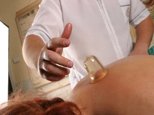 सेल्युलाईट से वैक्यूम के डिब्बे के साथ मालिश: खुद को सेल्युलाईट से छुटकारा दें