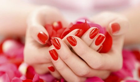 नेल पॉलिश के बेरी और शराब के रंग