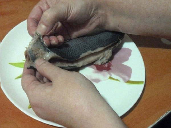 कैसे ठीक से और जल्दी से हड्डियों से हेरिंग काट