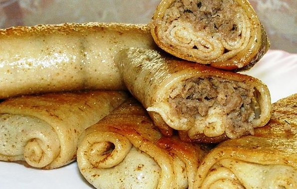 पाक कला रहस्य: तस्वीरें और वीडियो के साथ सबसे स्वादिष्ट भरवां पेनकेक्स के लिए व्यंजनों