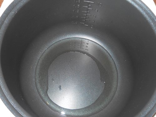 एक मल्टीवीर्क में एक मलाईदार सॉस में पोर्क