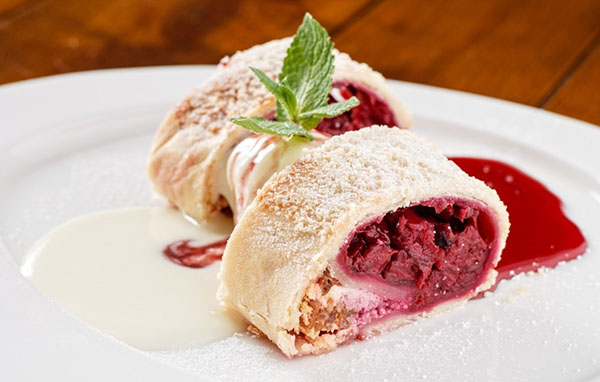 कैसे चेरी strudel सेंकना: रसदार चेरी और सुगंधित दालचीनी के साथ पाक के लिए एक नुस्खा