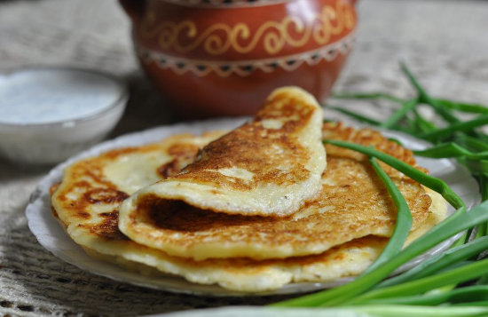 कैसे दही पर पेनकेक्स पकाने के लिए - एक तस्वीर के साथ सबसे अच्छा व्यंजनों