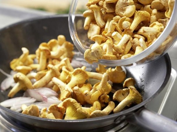 कैसे एक फ्राइंग पैन में chanterelles पकाने के लिए