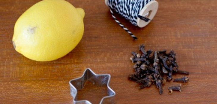कैसे नए साल के लिए एक टेबल को सजाने के लिए