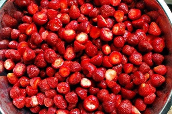 स्वादिष्ट मोटी स्ट्रॉबेरी जाम, सर्दियों के लिए व्यंजनों