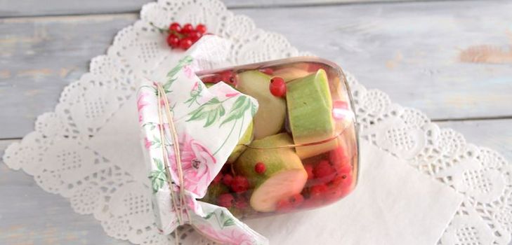 लाल currants के साथ डिब्बाबंद courgettes के लिए पकाने की विधि