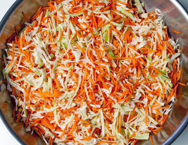 सर्दियों के लिए मसालेदार गोभी - खस्ता, नमकीन, स्वादिष्ट, एस्पिरिन के साथ, डिब्बे में, नसबंदी के बिना, लोहे के कवर के नीचे