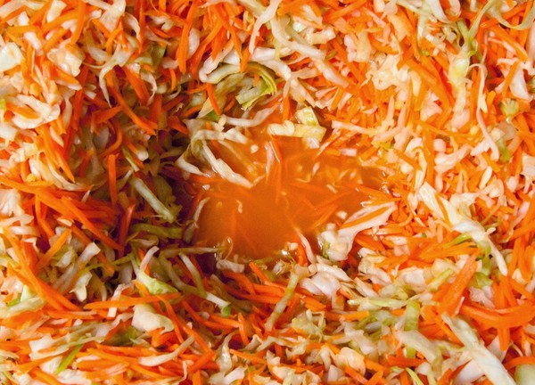 सर्दियों के लिए मसालेदार गोभी - खस्ता, नमकीन, स्वादिष्ट, एस्पिरिन के साथ, डिब्बे में, नसबंदी के बिना, लोहे के कवर के नीचे