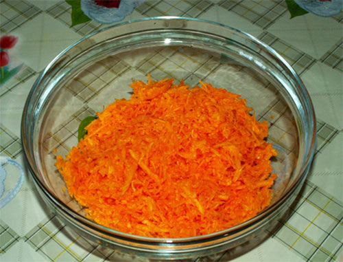 एक मध्यम grater पर फल भट्ठी एक मध्यम grater पर फल भट्ठी