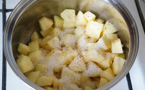 कुकीज़ सेवोवार्डी के साथ उत्तम सेब के चारलोटे के लिए नुस्खा