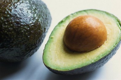 चिंराटों के साथ Avocado सलाद