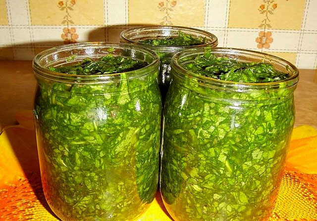 नमक के साथ सर्दियों के लिए शर्लक कैसे रोल करें नमक के साथ सर्दियों के लिए शर्लक कैसे रोल करें