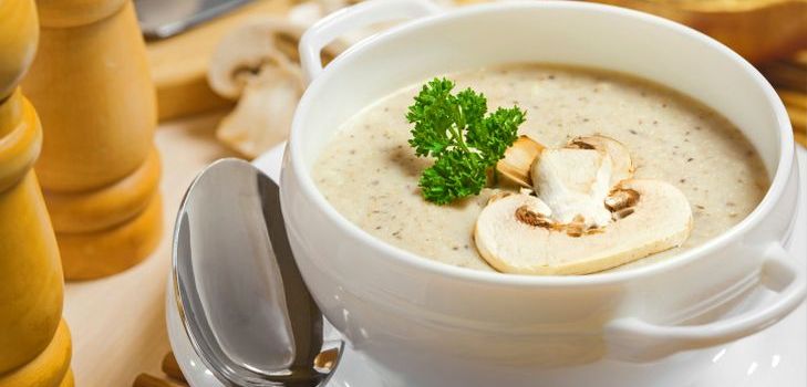 मशरूम सूप एक आकस्मिक मेज के लिए एक शानदार डिश है