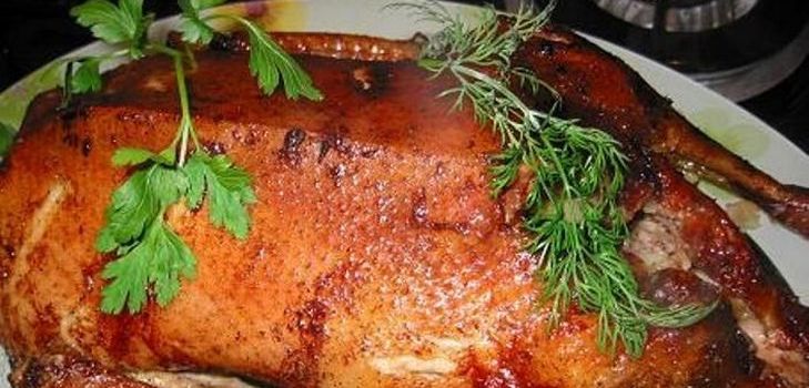 ओवन में बतख: खाना पकाने के लिए स्वादिष्ट कैसे?