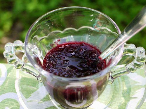 नट्स के साथ काले currant जाम