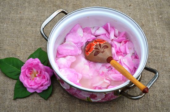 गुलाब से क्लासिक जाम की नुस्खा