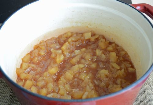 दालचीनी के साथ सेब से सुगन्धित जाम