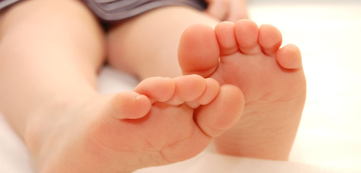 फ्लैट पैरों के साथ मालिश
