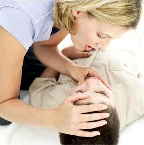 कैसे ठीक से चोट के लिए प्राथमिक चिकित्सा प्रदान करने के लिए?