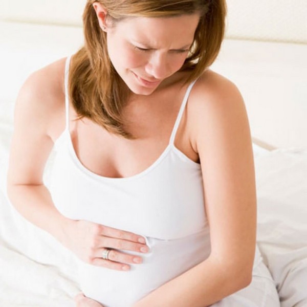 यह निचले पेट को खींचता है: यह मासिक धर्म चक्र के दौरान और गर्भावस्था के दौरान पेट को क्यों खींचता है